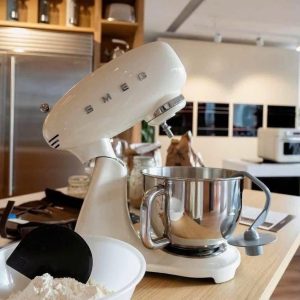 Máy trộn bột đa năng Smeg SMF05CREU màu kem