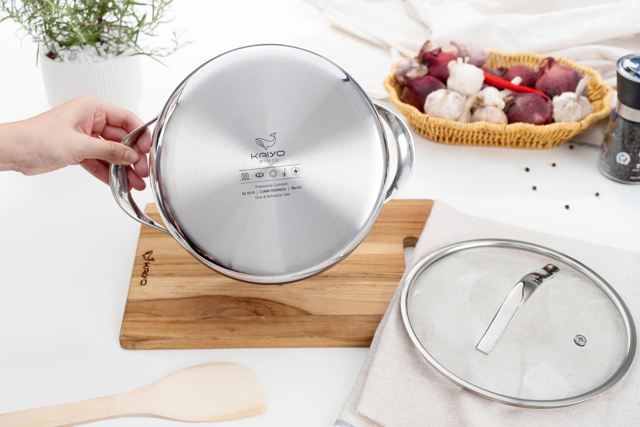 Nồi inox thân đáy liền tri-ply silver Crown kaiyo 6 Noi inox than day lien tri ply silver Crown kaiyo 6